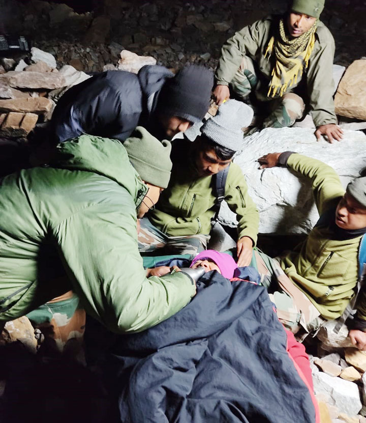 किन्‍नौर के लामखागा दर्रे पर घायल महिला पर्वतारोही को सुरक्षित निकाला 4 असम रेजीमेंट के जवानों ने