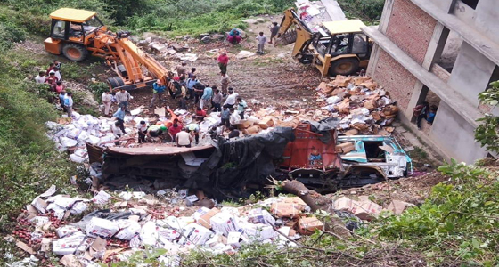 सेब से भरा ट्रक सड़क से लुढ़क कर नेपालियों के ढारे पर गिरा, एक की मौत तीन जख्मी