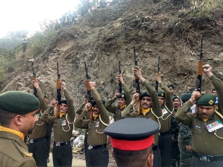 कुनिहार के रणबांकुरे मनीश ठाकुर का गमगीन माहौल में अंतिम संस्कार